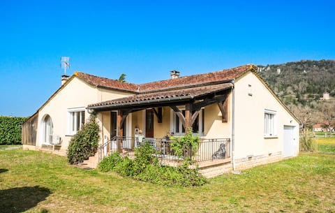 2 bedroom nice home in Saint-Vincent-de-Cosse