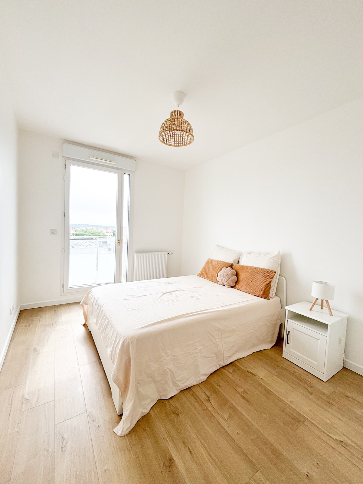 חדר שינה ראשון עם מיטה זוגית וחדר הלבשה 