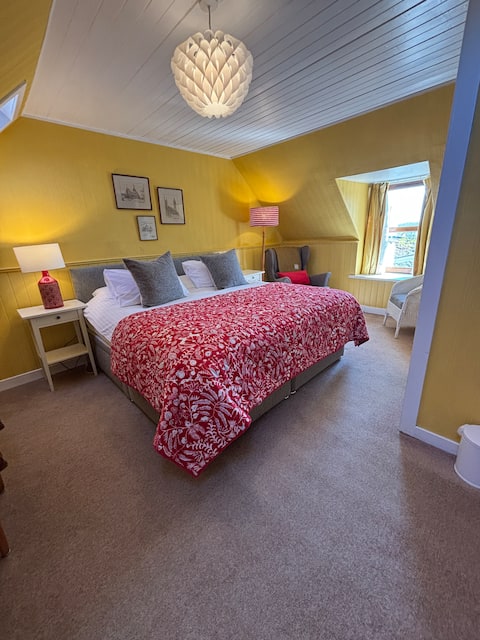Lovely quiet room Glenview B & B yoga & yarn shop