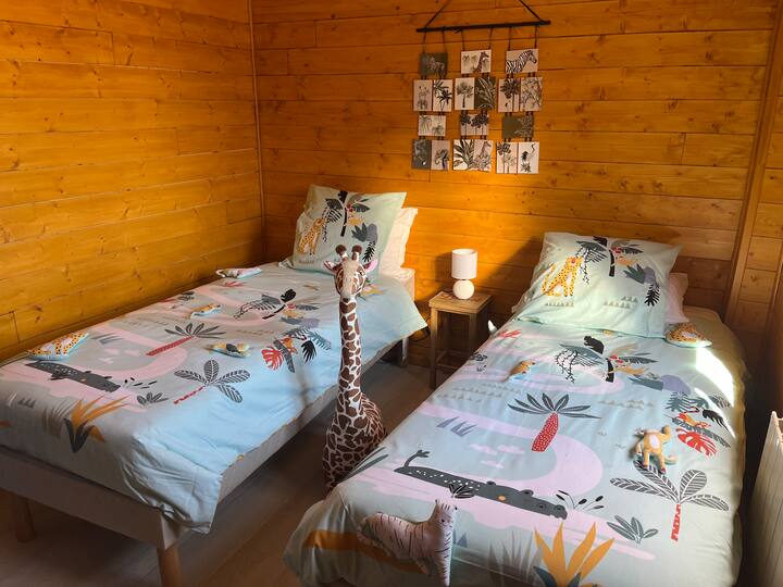2. spavaća soba modularna je 
1 bračni krevet (160 cm) ili 2 kreveta (80 cm) 