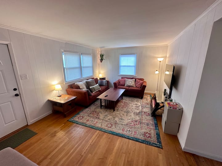 Retro Cozy Walkable Duplex Unit - Greensboro, NC