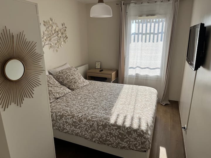 Habitación cómoda  con cama queen size (160X200 cm) y una cama individual 
un televisor colgado en la pared, 
una cómoda para guardar sus cosas 
Y una oficina. Ideal para familias, teletrabajo o estudiantes 