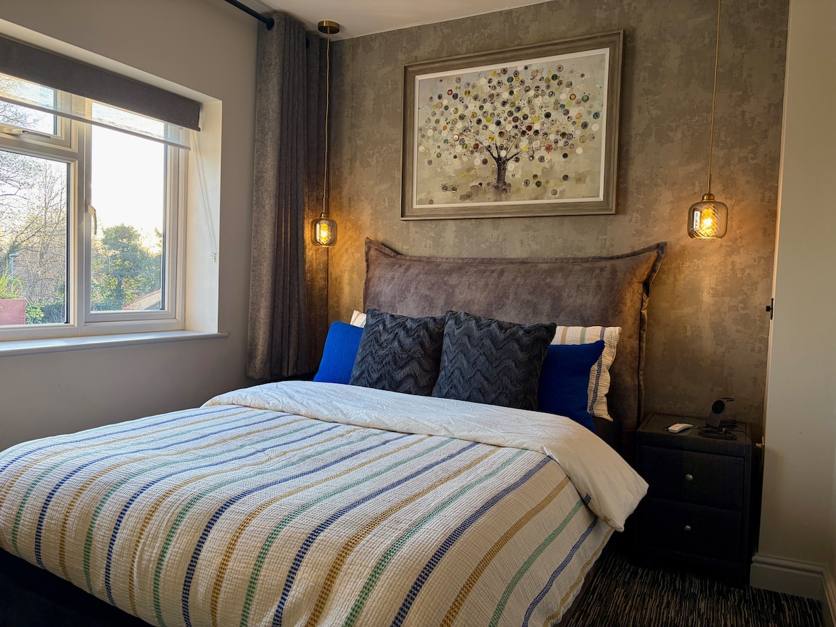 Luces colgantes regulables a cada lado de la cama.