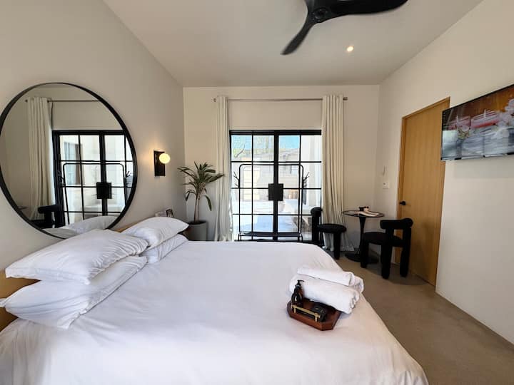 Bright & Stylish Bedroom, Private Bathroom + Bikes - Phoenix, AZ