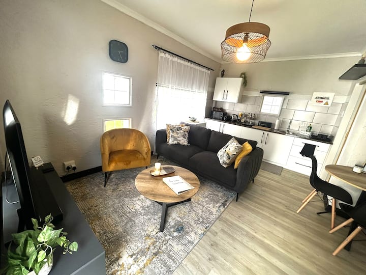The Little White House - Private Garden Escape - Krugersdorp