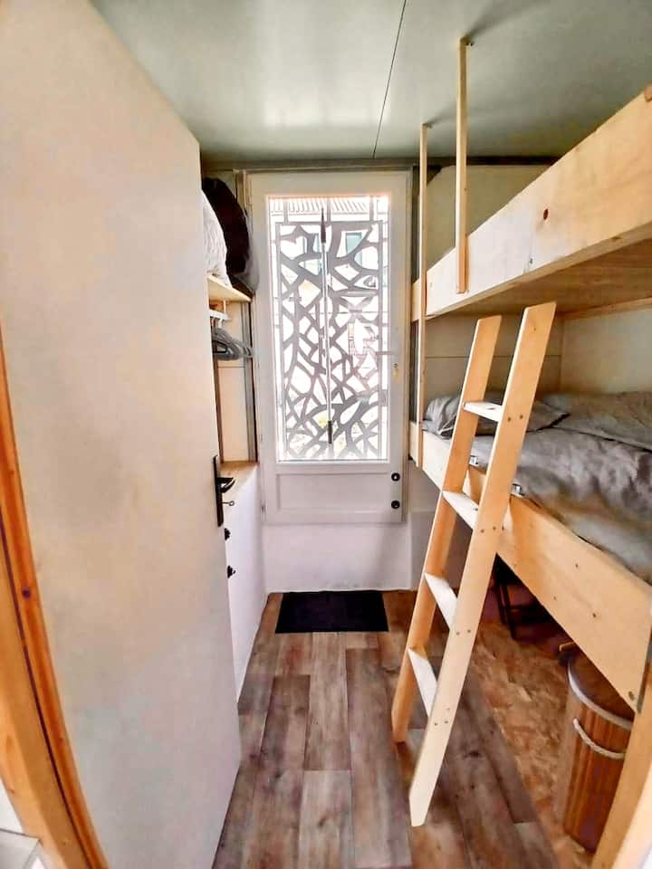 Erstes Schlafzimmer bestehend aus zwei Etagenbetten mit viel Stauraum für Kleidung.
