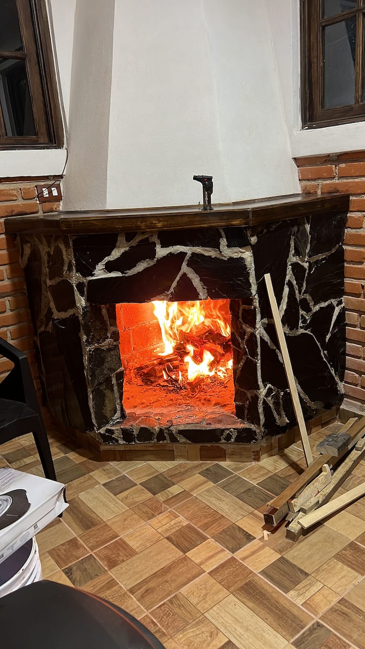 Utatumia usiku wa kimapenzi au wa bohemia kwa starehe sana ukiangaza Chimenea yetu.
Una mzigo wa kuni uliojumuishwa, ikiwa unahitaji zaidi unaweza kuinunua na sisi wenyewe.