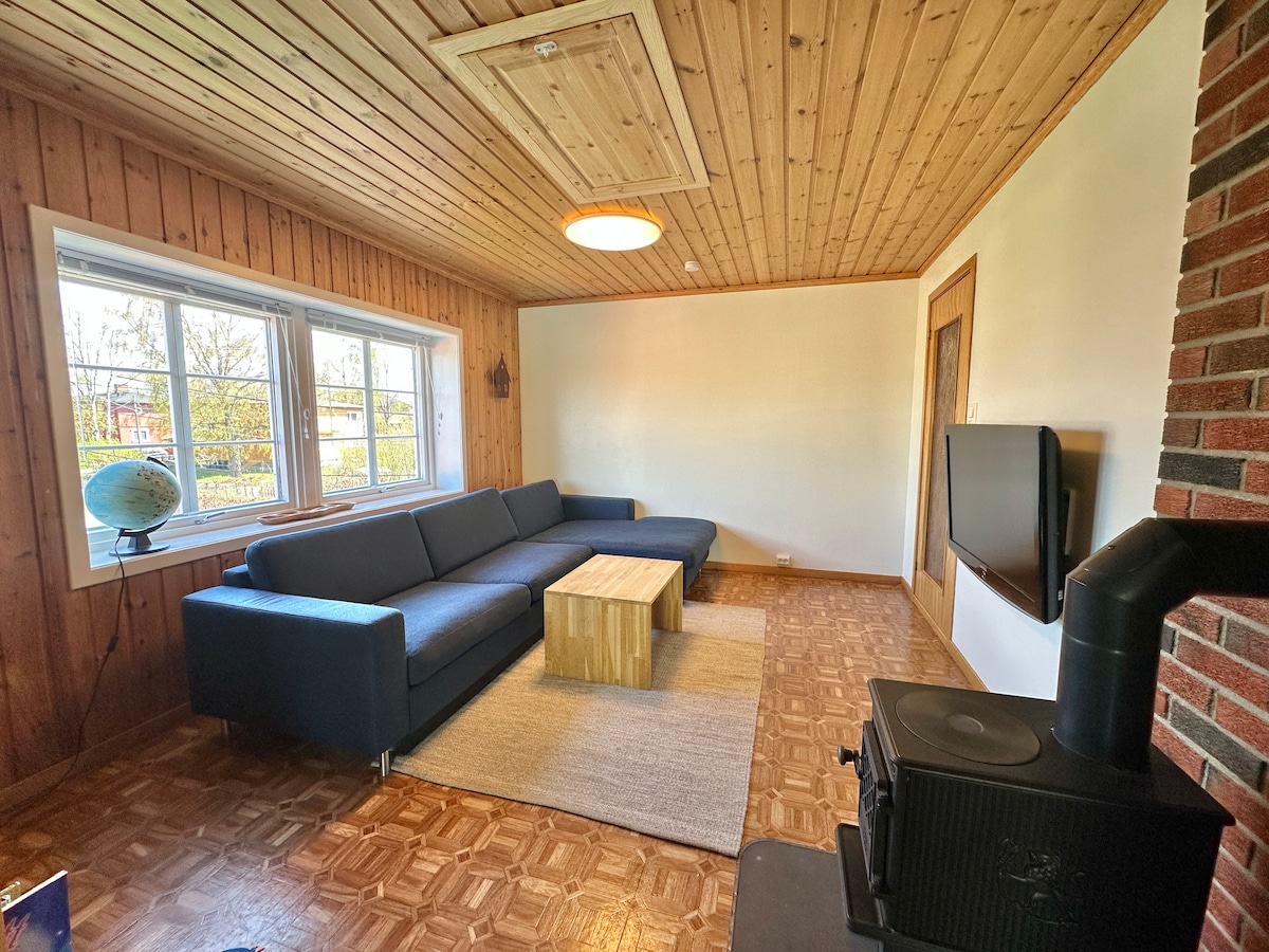 في الطابق الثاني توجد غرفة معيشة/غرفة ألعاب، والتي يمكن استخدامها كغرفة نوم إذا لزم الأمر.  إليك سرير أريكة بأبعاد 175 × 155.
هناك كتب للأطفال، دوبلو، مسار قطار، بالإضافة إلى كتل بناء، ديناصورات، سيارات وألعاب مختلفة. يوجد على الحائط تلفزيون ذكي 42بوصة. 