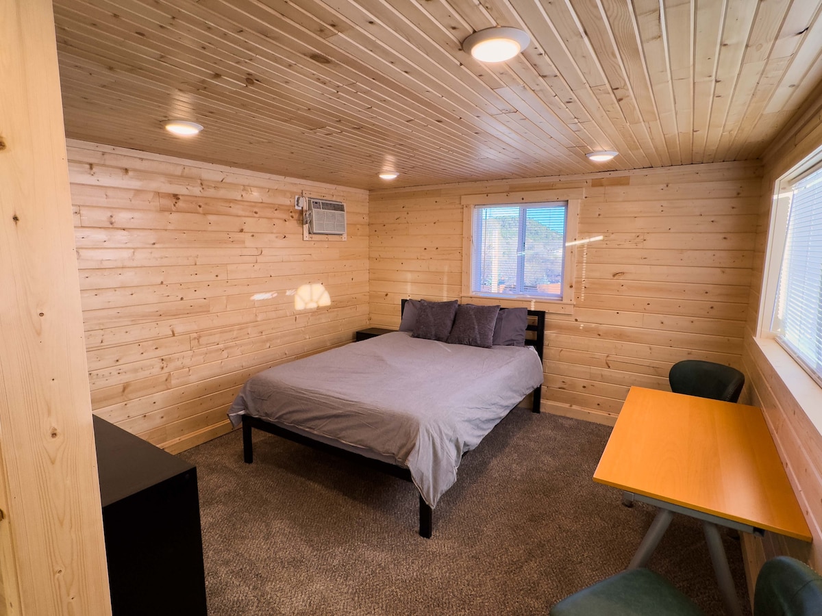 Cómoda cama queen, estilo estudio 