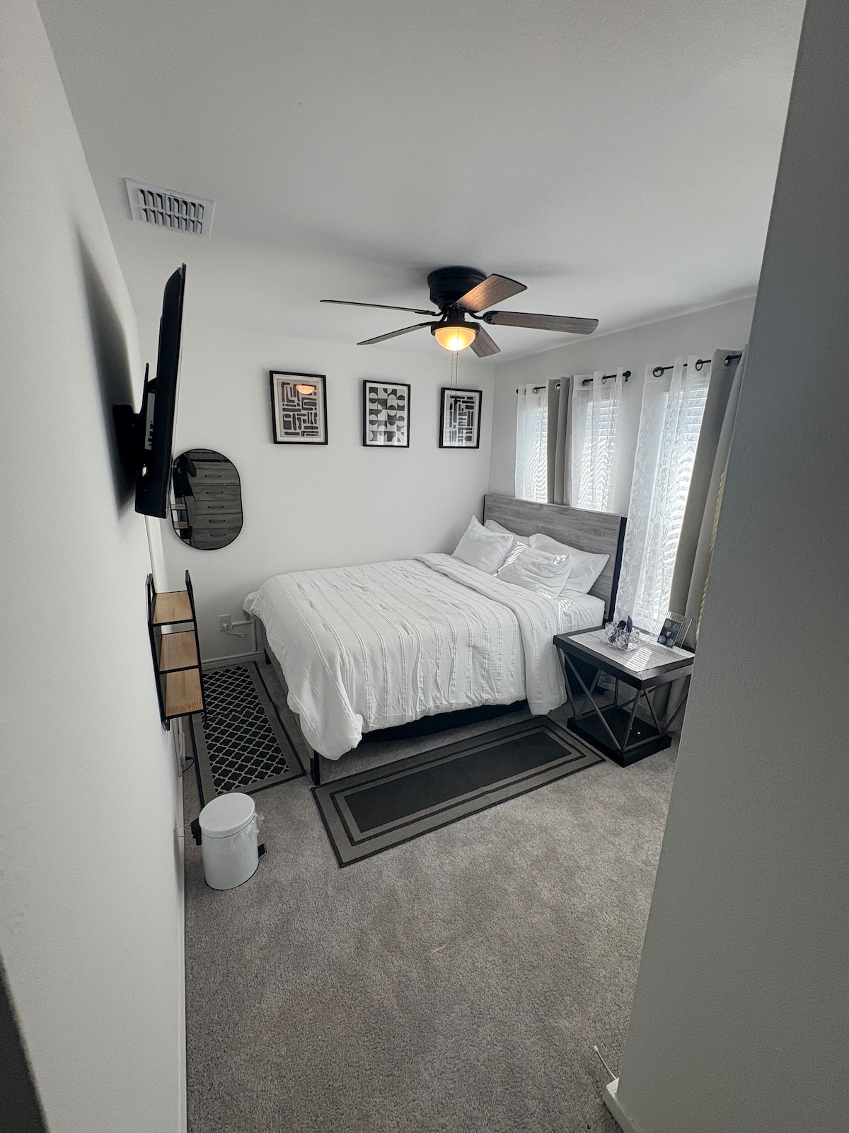 Აღჭურვილია 152 × 203 სმ ზომის საწოლით.
Ლეიბისა და ბალიშის დამცავი.
6 უჯრის გულმკერდი
 Პატარა მაგიდა და განავალი.
Სარკე 
Ჭერის ვენტილატორი 
50-დუიმიანი დამონტაჟებული  RokuTV
Კონფიდენციალურობის ჟალუზები ფარდებით 