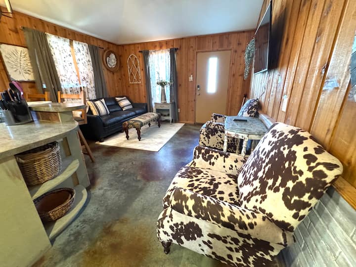 ¡Bonita y acogedora sala de estar con televisión inteligente de 50pulgadas, sofá cama, sillas reclinables y mucho más!