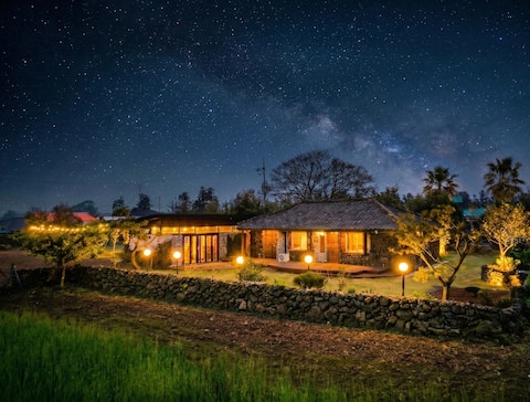 100-year-old Jeju Traditional Stone House Private Spacious Garden/Sensory Jacuzzi, Private Dining Sp