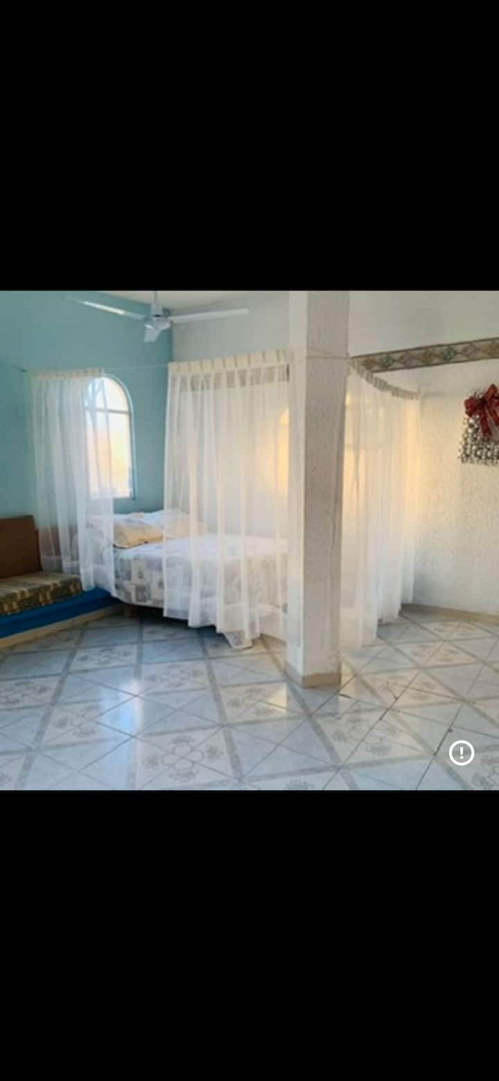 მესამე საწოლი ოთახშია, რომელშიც 152×203 სმ ზომის საწოლია