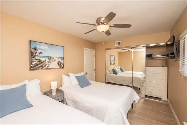 Very spacious bedroom with television and fan could accommodate up to four people!