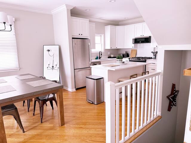 Top-Rated Wrigley Field Condo – Walk Everywhere gallery image 3