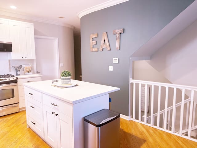 Top-Rated Wrigley Field Condo – Walk Everywhere