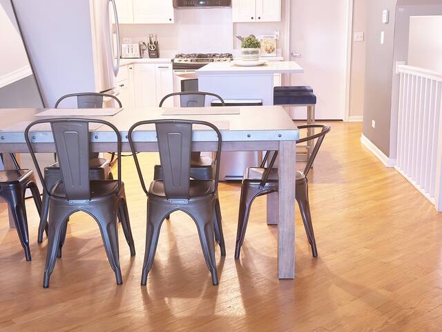 Top-Rated Wrigley Field Condo – Walk Everywhere gallery image 5