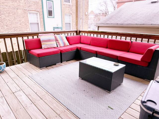 Top-Rated Wrigley Field Condo – Walk Everywhere gallery image 4