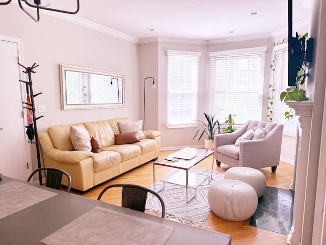 Top-Rated Wrigley Field Condo – Walk Everywhere gallery image 2