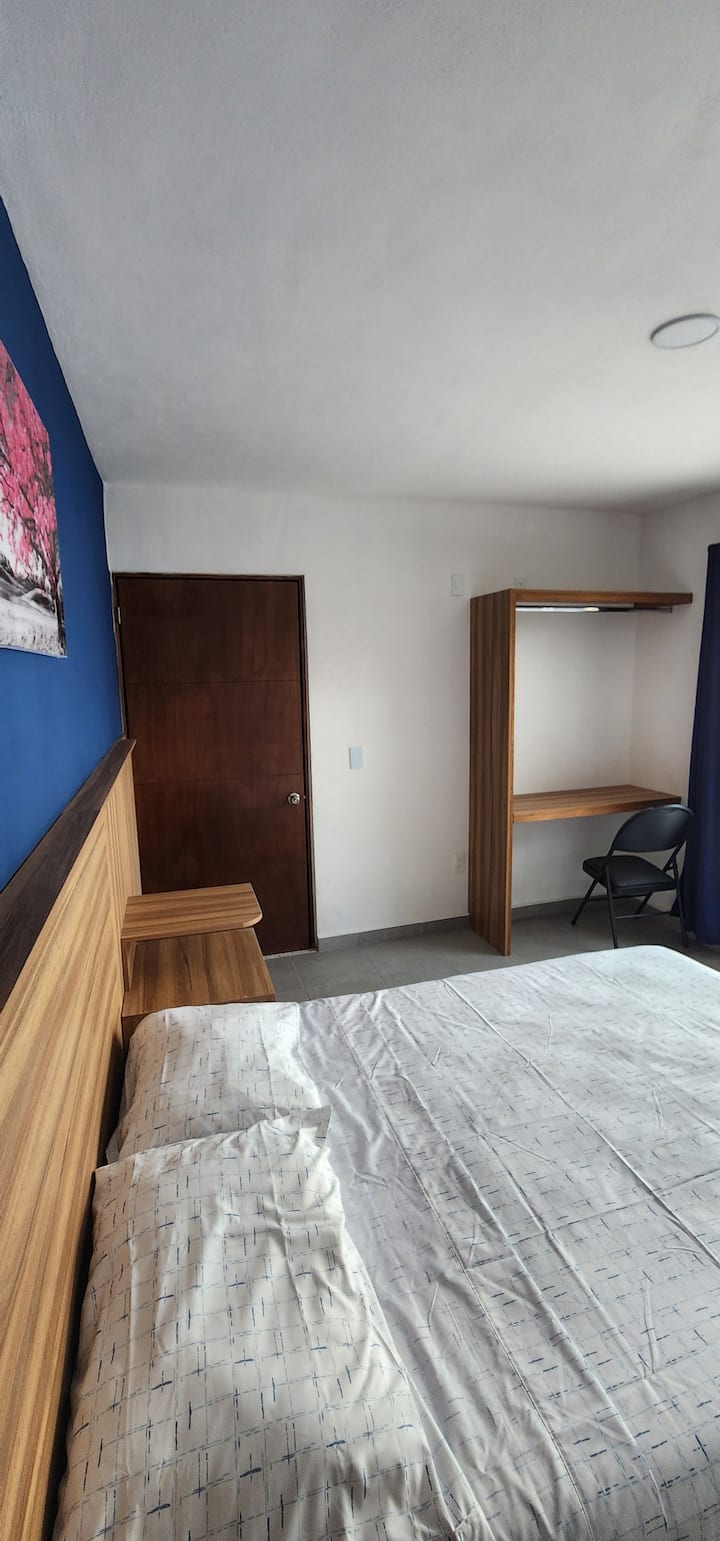 Recamara ที่ชั้นล่างไม่ต้องปีนบันไดเพื่อไปที่นั่น มีเตียงขนาดควีนไซส์และชั้นวางของสำหรับแขวนเสื้อผ้าหรือทำงาน
