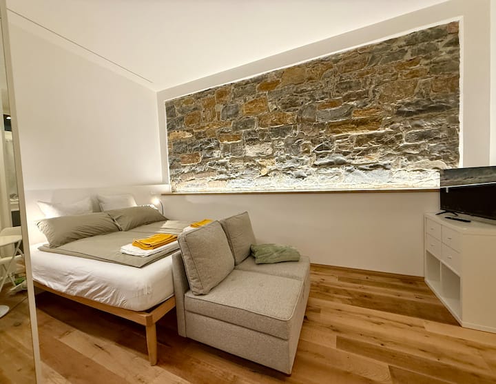 Eneo la kulala lenye ukuta wa awali wa jiwe wa 1826.