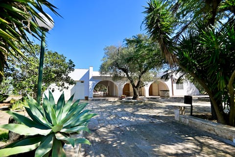 Proprietà Airbnb di successo: [Villa 5 minutes from the sea] Tennis Court + Garden a Carovigno