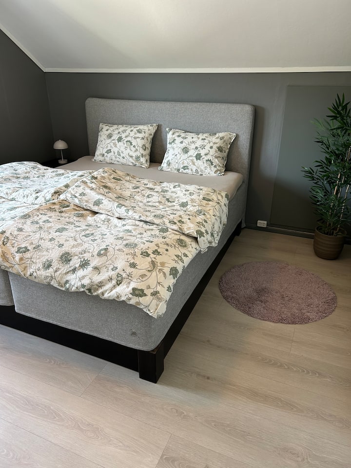 Dormitorio principal en la casa principal. Todas las habitaciones tienen camas muy buenas y cortinas opacas.  