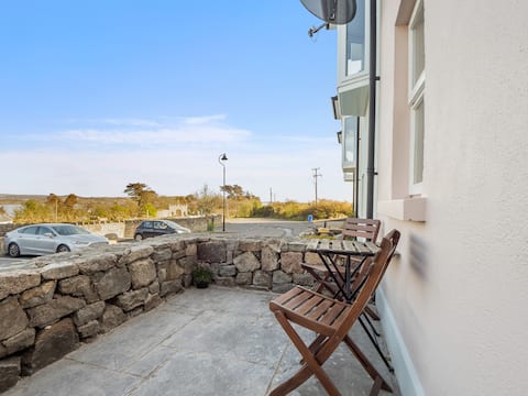 Top Airbnb: Townhouse with Sea View in Roundstone in Conamara North