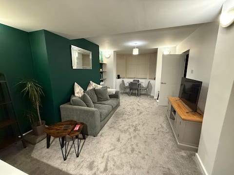 Successful Airbnb property: Basement Apartment, Central Harrogate, WFH ready. in Killinghall