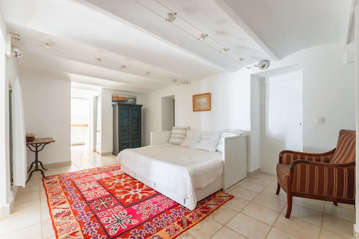 Druhá spálňa navyše s manželskou posteľou je usporiadaná v prechodnom priestore a je ideálna pre dve ďalšie osoby.