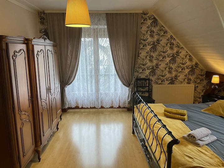 Spavaća soba s balkonom, najveća na katu
Krevet 180 X 200 s dva madraca