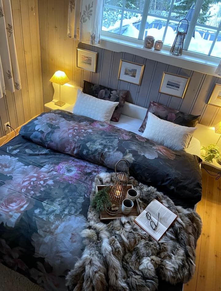 Hlavná spálňa s ustlanou posteľou širokou 160 cm (posteľnú bielizeň je možné objednať). 
Izba má 2 okná a skvelý výhľad na hory a údolia. Nostalgické prvky, ako sú komoda, zrkadlá s rebrovaním a starý stolík, vytvárajú útulnú atmosféru. 
Je tu miesto pre detskú cestovnú postieľku