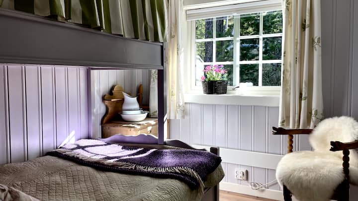 
Rozložená posteľ: šírka 120 cm. 
Poschodová posteľ: 75 cm, určená pre deti a mladých ľudí
V izbe je tiež priestor na cestovnú postieľku.
Budú tu dobré rozhovory, večerná zábava a možno aj tajné objatie? 
Bezpečnostná brána a rebrík sú pripojené hosťom.