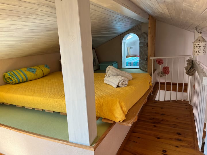 Dhomë gjumi mezzanine në dhomën e ndenjjes për t 'u preferuar për të rriturit 