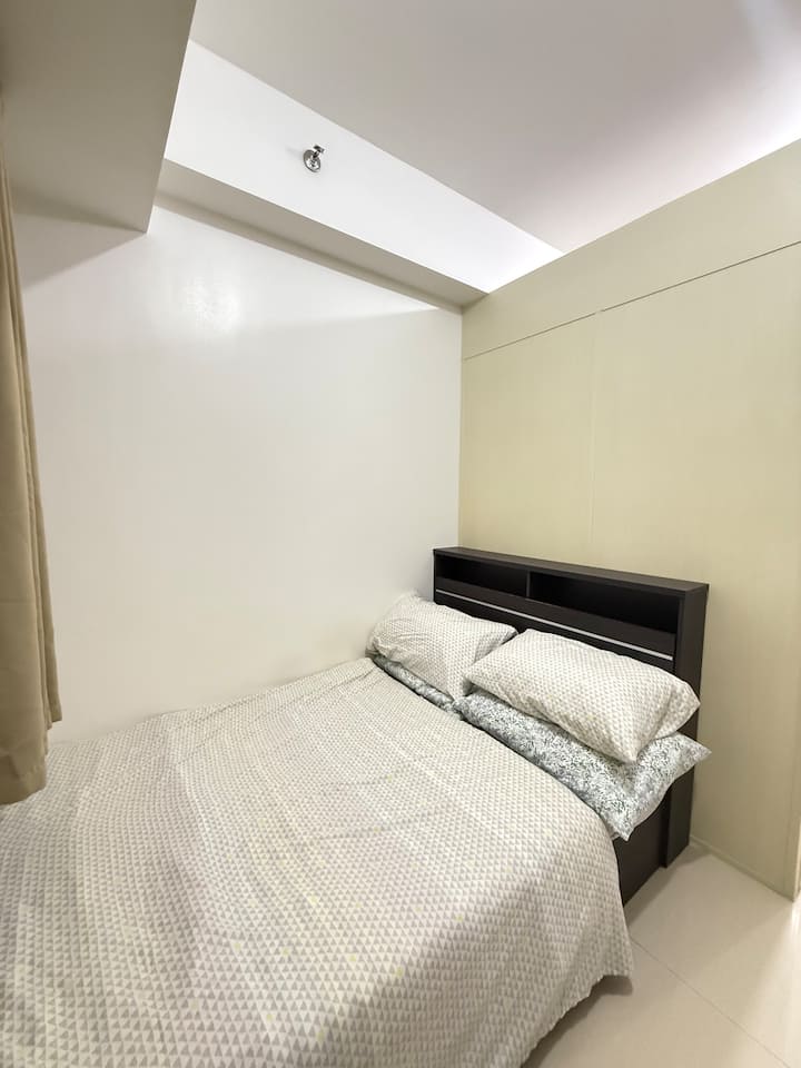 Esta cama doble también tiene un espacio libre donde puedes guardar tus pertenencias personales y al alcance de tu brazo cuando ya estés acostado. 