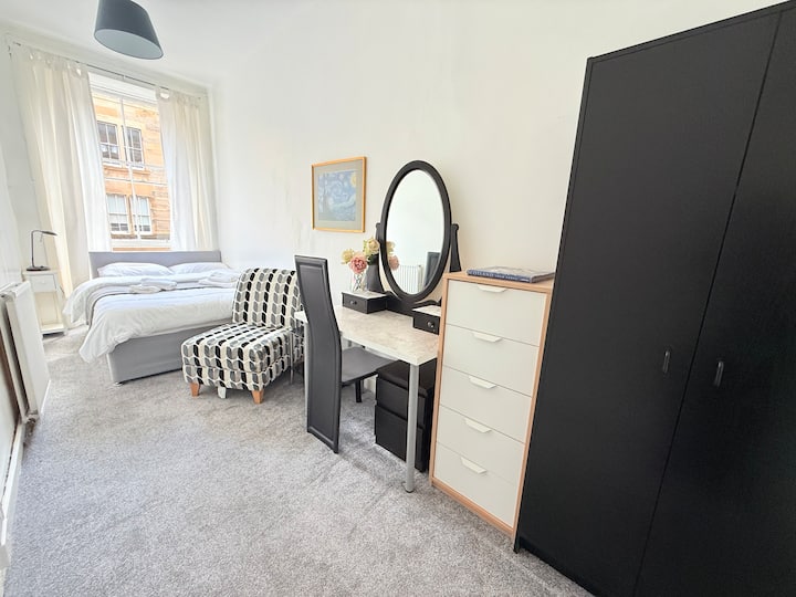 Acogedora y soleada habitación orientada al sur con una cómoda cama doble y un espacio de escritorio dedicado, ¡ideal para trabajar o prepararse! 
