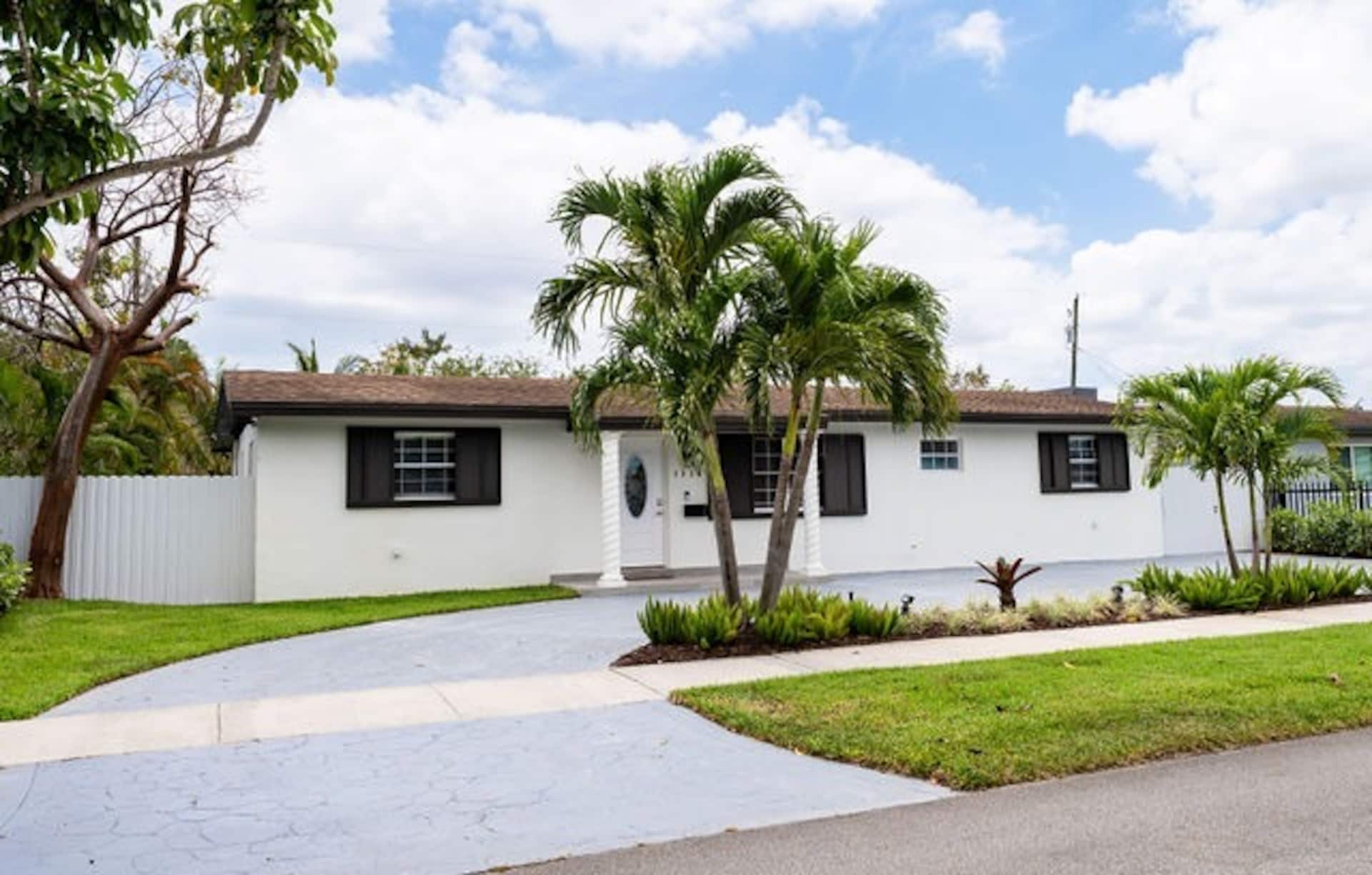 Miami Gardens: Quiet 4 BDR with a Beautiful Pool!