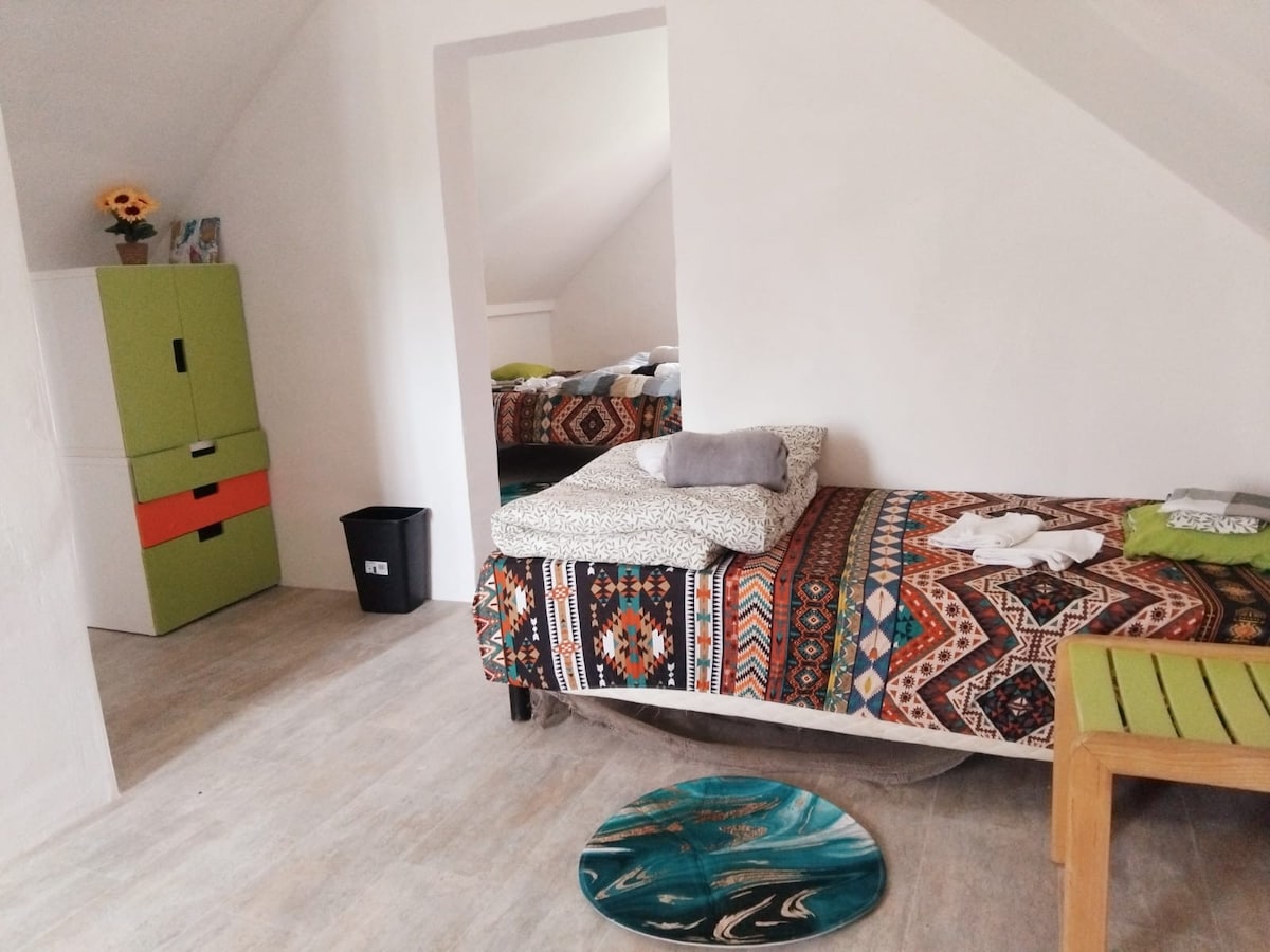 2. kat: 2 spavaće sobe sa zasebnom kupaonicom 