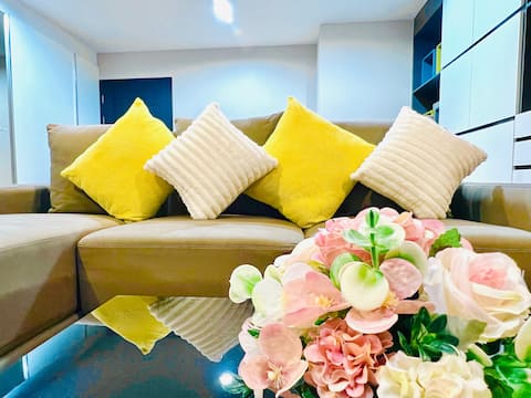 NEW!LuxuryCondo 3BR 2BATH,Pool,2minMRT&NightMarket