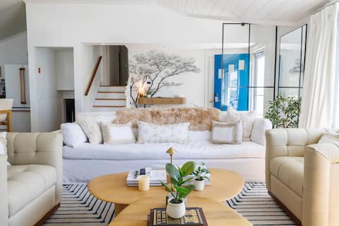 Popular Airbnb listing: Luxe Lakefront|Sauna |Kayaks/SUPs |Bikes | 2 Kings in Northwest Harwich