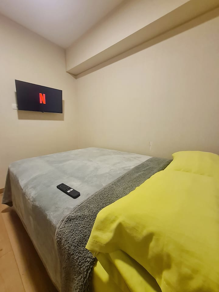 2 Plazas kreveta s 1 Veladorom, uživajte u omiljenim filmovima i kanalima!