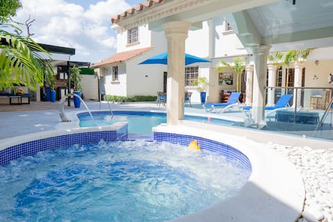 Luxury Villa with private Pool, swim Bar, Jacuzzi+