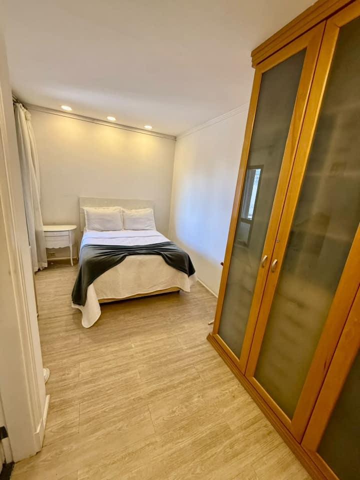 Schlafzimmer 1