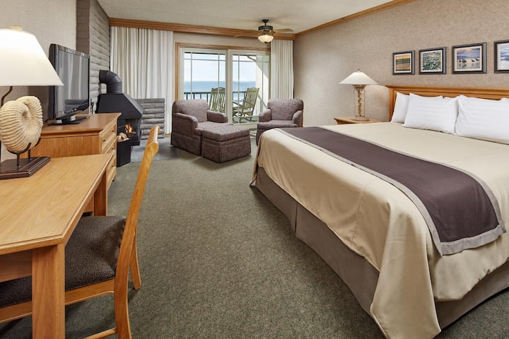 Beachside Premium King | Pool, Trails, Vineyards - San Simeon, CA