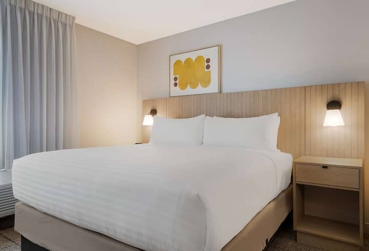 Affordable Stay W/ Full Kitchen, Pets Allowed! - Irvine, CA