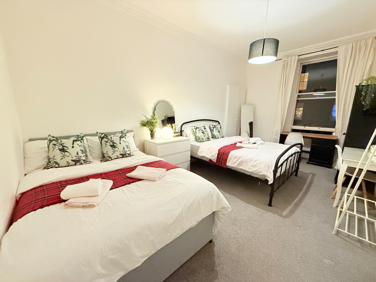 Ნათელი და ფართო საოჯახო ოთახი სამხრეთით, ორი კომფორტული ორადგილიანი საწოლით. Იდეალურია ოჯახებისთვის ან მცირე ჯგუფებისთვის, სადაც მთელი დღის განმავლობაში ბევრი ბუნებრივი მზის სინათლე და თბილი, მყუდრო გარემოა.