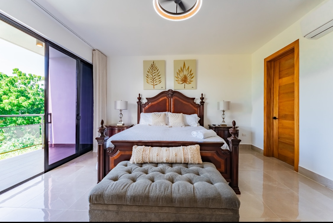 Chumba cha kifahari cha kulala chenye kitanda cha ukubwa wa kifalme, fanicha za mbao zilizochongwa, benchi lenye mto na mwanga laini wa asili. Inafaa kwa ajili ya kupumzika katika mazingira mazuri na yenye starehe. Kila kitu kimezingatiwa ili kukupa tukio la kipekee na la kustarehesha.