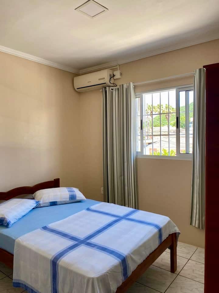 Este quarto possui 1 cama de casal e 1 cama de solteiro