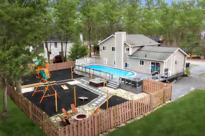 Private Heated Pool, Hot Tub, Firepit, Fenced Yard - Stroudsburg, PA