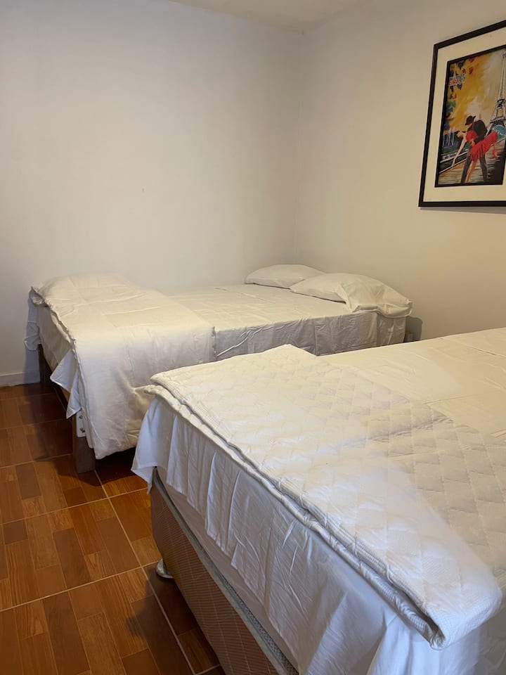 เป็นพื้นที่เปิดโล่งที่มีเตียงสองเตียงสี่เหลี่ยมจัตุรัสสองเตียงและอีกหนึ่งเตียงของพลาซ่าและเตียงครึ่งหนึ่ง 